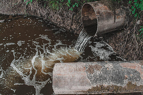 Raw sewage being pumped into the River Mole