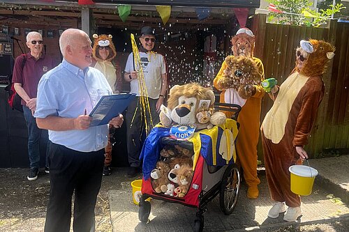 Cllr. Martin Barrett Judges Wroughton Village Carnival
